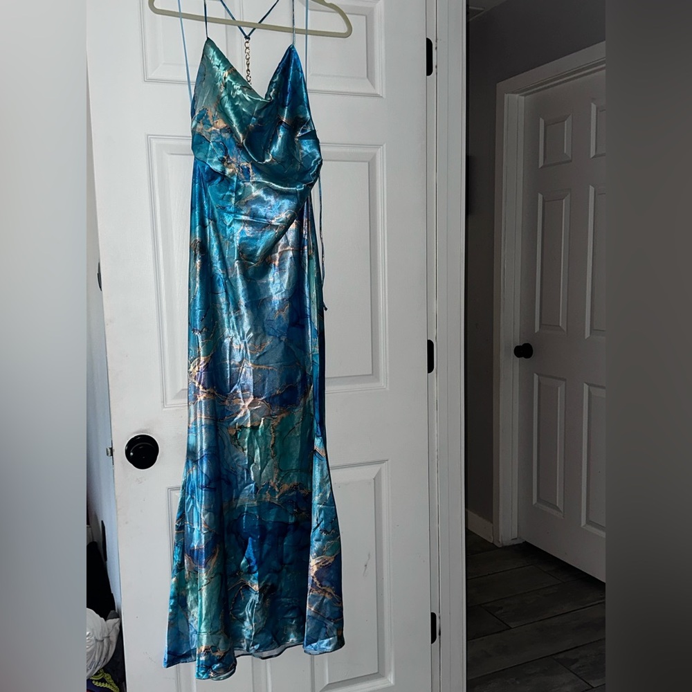 Brand new dress back has a good chain perfect for a party